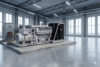 Leistungsstarkes Generatoraggregat in moderner Industriehalle für Dauer- und Notstromversorgung.